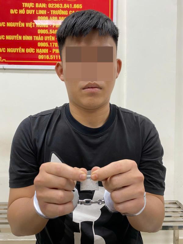 Cảnh sát Cơ động Đà Nẵng kiểm tra nam thanh niên đứng đường giữa đêm thì lòi ra ma túy