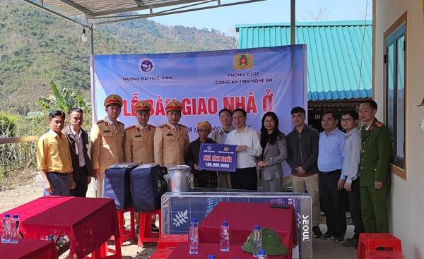 Bàn giao nhà tặng hộ nghèo huyện vùng cao Nghệ An