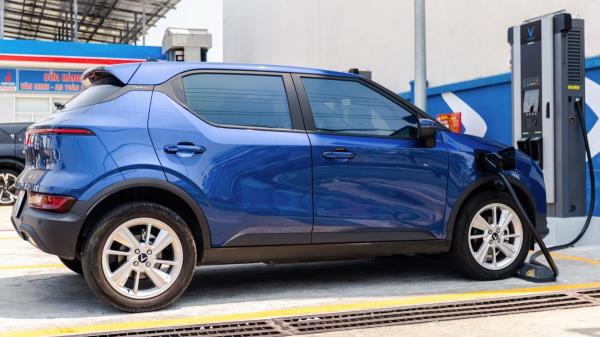 Chủ xe điện thuê pin thích thú với tùy chọn giữ gói thuê hoặc mua pin ưu đãi