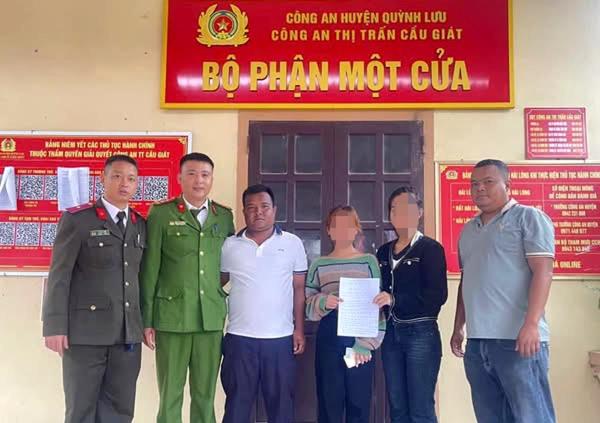 Bàn giao 2 bé gái bắt xe từ Nam ra Bắc theo lời dụ dỗ việc nhẹ, lương cao