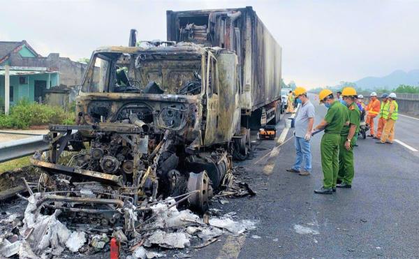 Bà hỏa đốt xe trên cao tốc