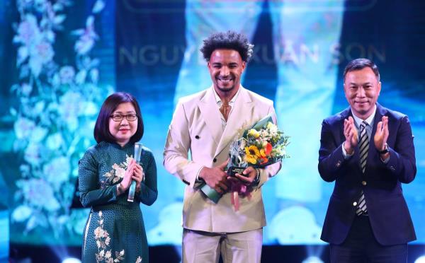 Xuân Son nhận giải Gương mặt thể thao cống hiến