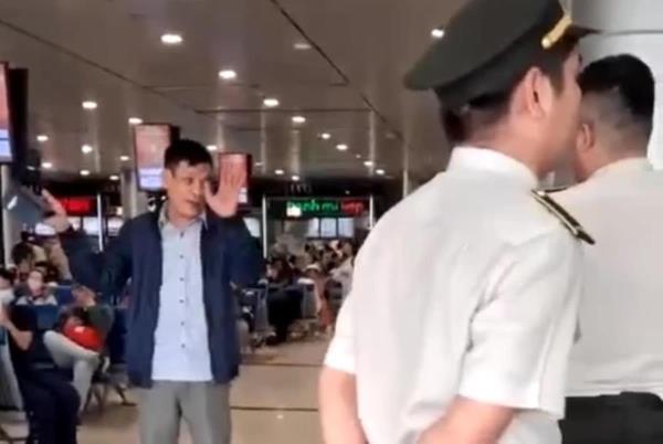Say rượu, khách đi máy bay lao vào tấn công nhân viên an ninh hàng không