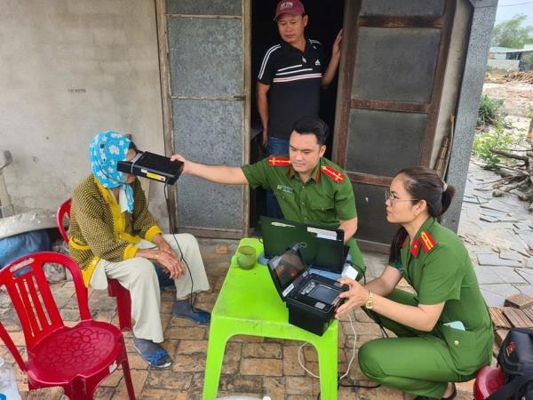 Công an Đà Nẵng hỗ trợ người già yếu làm thủ tục cấp Căn cước công dân