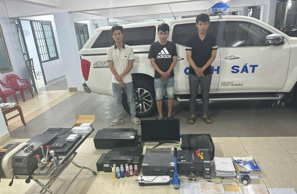 Công an Đà Nẵng bắt đối tượng lừa đảo qua mạng và khui ra đường dây làm giả con dấu, tài liệu cực khủng