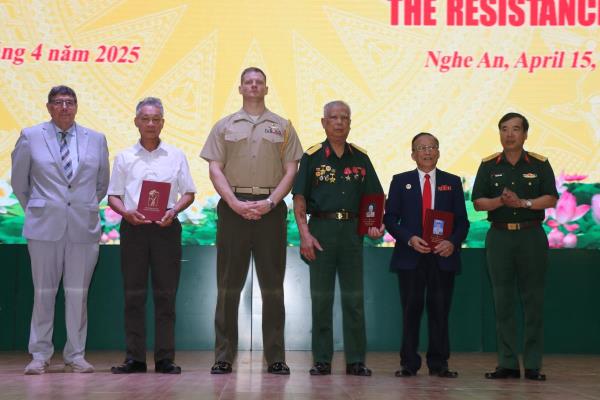 Xúc động lễ bàn giao kỷ vật kháng chiến sau hơn nửa thế kỷ