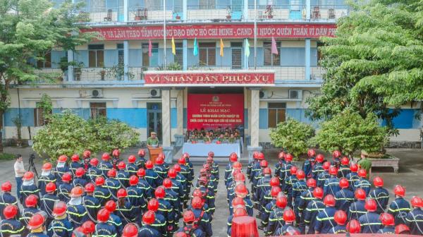 Công an TP Đà Nẵng ra quân luyện nghiệp vụ chữa cháy và cứu nạn, cứu hộ