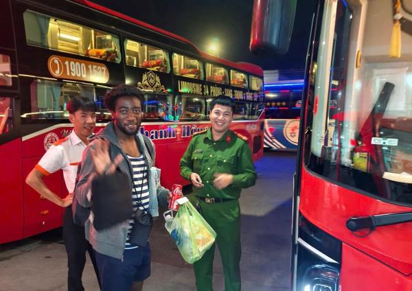 Du khách hết tiền, đến Công an phường nhờ giúp đỡ và cái kết ấm lòng ở Đà Nẵng