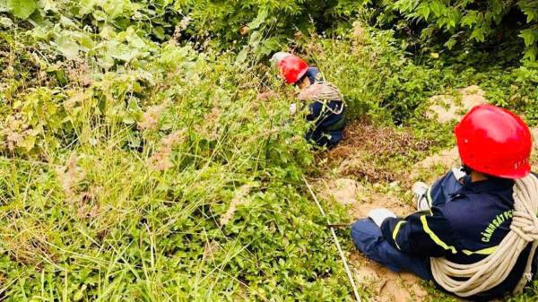 Vượt vực đá hiểm trở, cứu hộ thi thể dưới vực sâu