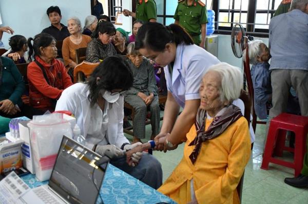 Công an tỉnh Quảng Nam thu nhận mẫu ADN cho thân nhân liệt sĩ chưa xác định danh tính