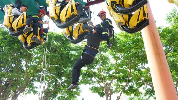 Thót tim tình huống giả định cứu hộ tàu lượn bị sự cố tại khu giải trí Đà Nẵng