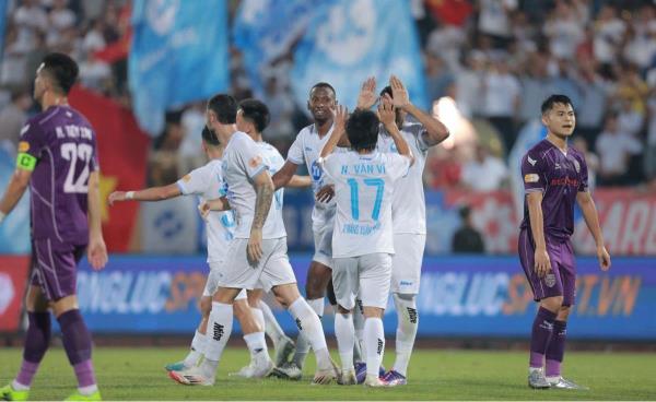 Kết thúc vòng 20 V.League 2024/25: Nhóm đầu tịnh tiến