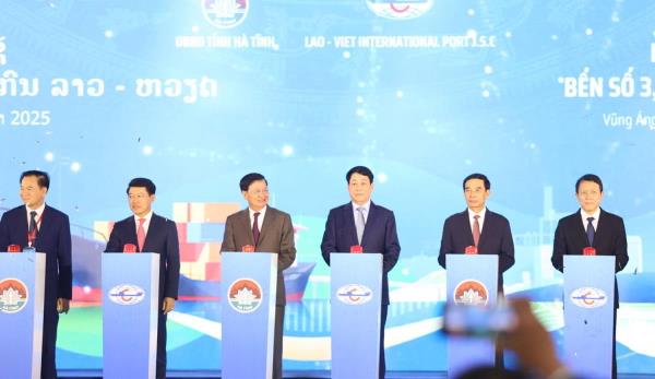 Chủ tịch nước Lương Cường dự Lễ khánh thành Bến số 3 Cảng quốc tế Lào - Việt