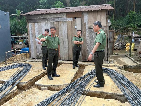 Công an tỉnh Quảng Nam chung tay xóa nhà tạm, nhà dột nát tại huyện Đông Giang