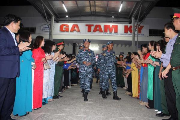 Đoàn diễu binh Quân khu 5 xuất quân vào TP Hồ Chí Minh