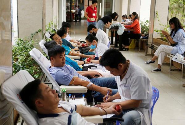 Hiến máu tình nguyện đã trở thành việc làm thường xuyên của nhiều người