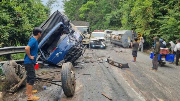 Xe bồn chở hóa chất tông ô tô tải, xe cứu thương trên đèo Bảo Lộc