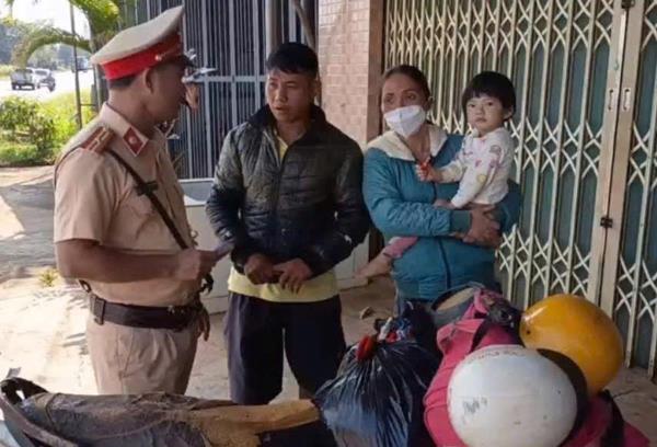CSGT Công an tỉnh Đắk Nông hỗ trợ, giúp đỡ vợ chồng trẻ có con bị bệnh nặng vượt chặng đường dài đến Bệnh viện điều trị bệnh