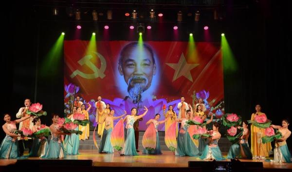 Gần 1.000 nghệ sĩ quần chúng tham gia Liên hoan Tiếng hát Làng Sen năm 2025