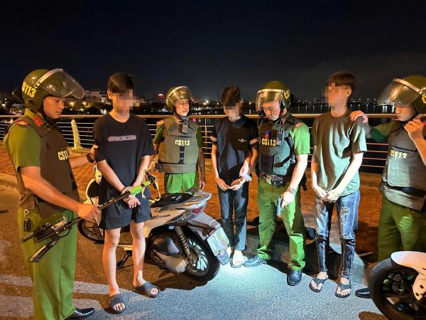 Cảnh sát 113 Đà Nẵng xử lý nhiều vụ vi phạm trên đường phố