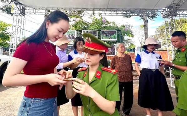 Đi từng ngõ, gõ từng nhà, rà từng người…