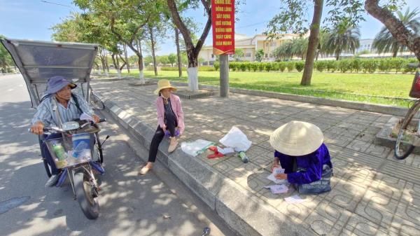 Rủi ro nghề bán vé số dạo