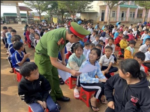 Công an xã Đắk Plao tuyên truyền, phổ biến kiến thức phòng chống đuối nước trẻ em cho gần 1.000 học sinh