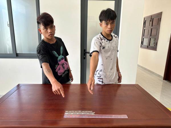 2 đối tượng khống chế 9 em học sinh để cướp tài sản