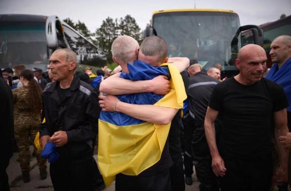 Nga - Ukraine trao đổi tù binh lớn nhất từ trước đến nay
