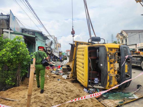 Tránh xe máy, xe ô-tô tải lao vào nhà dân tông chết người