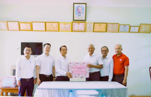 Lãnh đạo TP Đà Nẵng thăm, tặng quà trẻ em tại trung tâm trẻ mồ côi thành phố Đà Nẵng