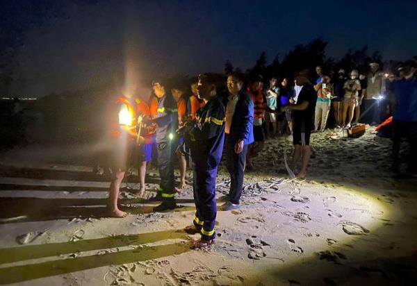 Tích cực tìm kiếm 3 học sinh mất tích khi tắm biển