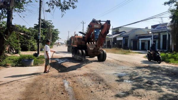 Vì sao con đường mở rộng 8 năm chưa xong?