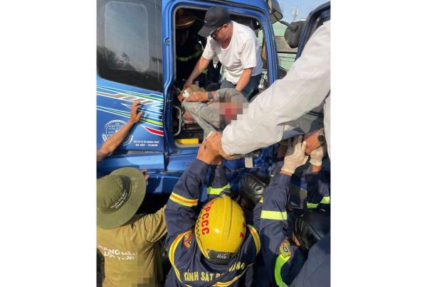 Giải cứu tài xế mắc trong ca-bin