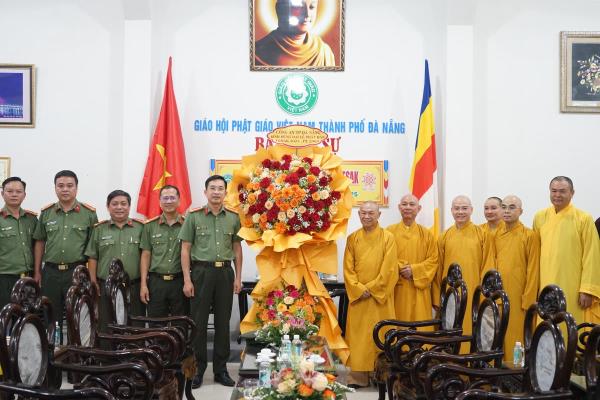 Lãnh đạo thành phố và Công an TP Đà Nẵng thăm, chúc mừng Đại lễ Phật đản năm 2025
