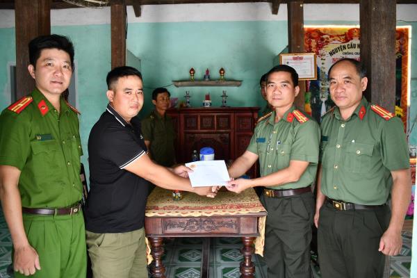 Công an tỉnh Quảng Nam thăm hỏi thành viên Tổ Bảo vệ ANTT bị thương khi làm nhiệm vụ