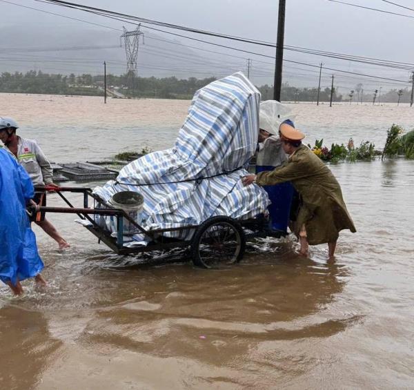 Lực lượng Công an xung kích chốt chặn các khu vực xung yếu, hỗ trợ người dân vùng rốn lũ