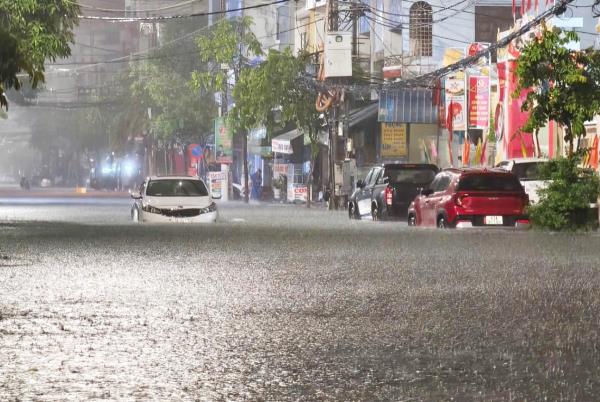 Trở tay không kịp vì mưa lớn giữa mùa hè, nhiều xe ô tô đuối nước giữa nội thành Đà Nẵng