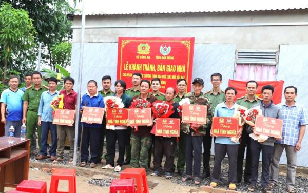 Khánh thành, bàn giao 13 căn nhà trong chương trình xóa nhà tạm, nhà dột nát từ nguồn kinh phí Bộ Công an