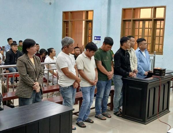 Xét xử nhóm đối tượng uy hiếp Cảnh sát giao thông, bảo kê xe quá khổ, quá tải