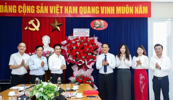 Lãnh đạo thành phố thăm, chúc mừng Cơ quan Thường trực Báo Nhân Dân tại Đà Nẵng
