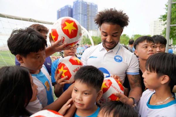 Xuân Son đến Đà Nẵng giao lưu, ký tặng bóng cho học sinh bị ảnh hưởng COVID-19