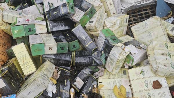 Phát hiện hàng trăm lọ kem mỹ phẩm, tinh dầu, thực phẩm chức năng đổ trộm bên đường