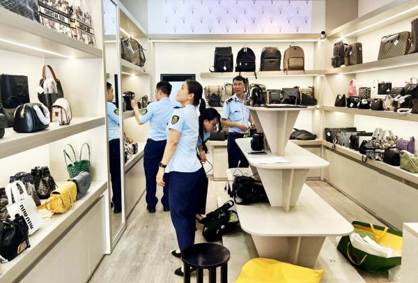 Xử phạt hơn 300 triệu đồng đối với 3 trường hợp kinh doanh hàng giả, hàng lậu, hàng không rõ nguồn gốc xuất xứ