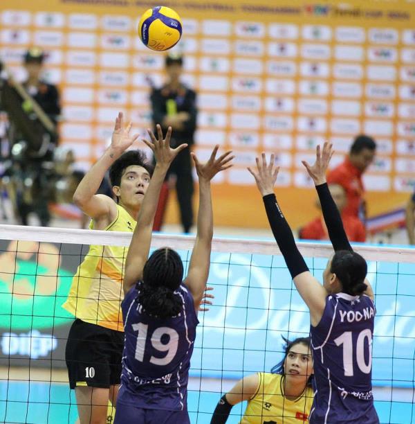 Tuyển bóng chuyền nữ Việt Nam dự VTV Cup