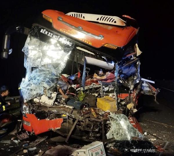 Xe khách tông đuôi xe đầu kéo trên cao tốc Đà Nẵng - Quảng Ngãi khiến 2 người tử vong