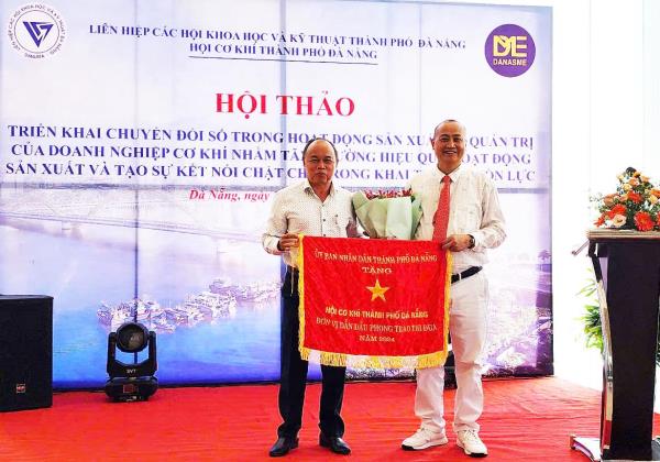 Chủ tịch UBND TP Đà Nẵng tặng Cờ Đơn vị dẫn đầu phong trào thi đua cho Hội Cơ khí TP Đà Nẵng