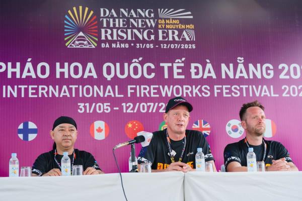 Đội pháo hoa Anh và Bồ Đào Nha nói về DIFF trước đêm tranh tài