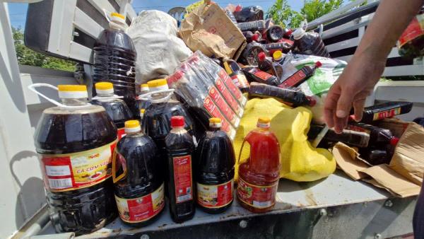 Thông tin thêm về vụ việc gần 1.000 chai nước mắm bị vứt ven đường: Chủ đại lý thuê người đem đổ với tiền công 400 ngàn đồng