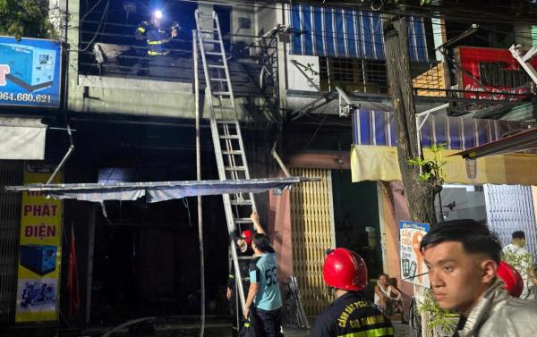 Cảnh sát phá cửa chữa cháy trong đêm